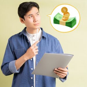 Pria memegang tablet dan terlihat berpikir, dengan ilustrasi uang di atas kepalanya